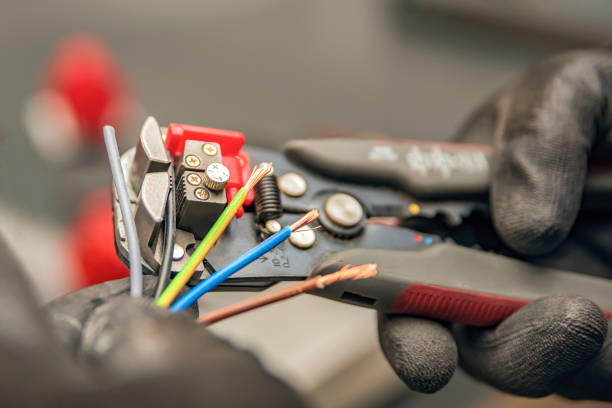 Best Affordable Emergency Electrician  in River Oaks, TX